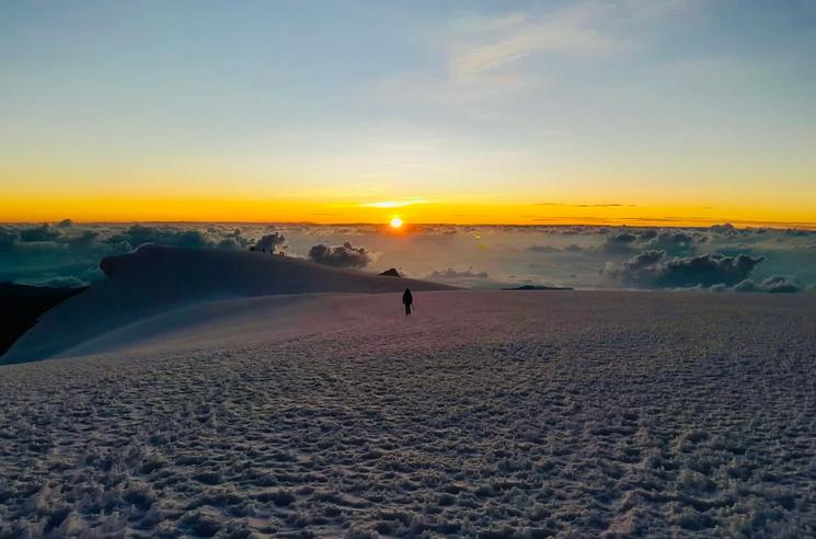 Claudia marchant sur un immense manteau blanc enneigé au sommet du Nevado Del Tolima