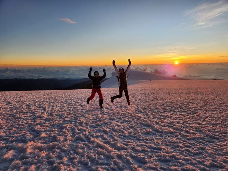 Anne Florence et Clémence au sommet du volcan Nevado Del Tolima