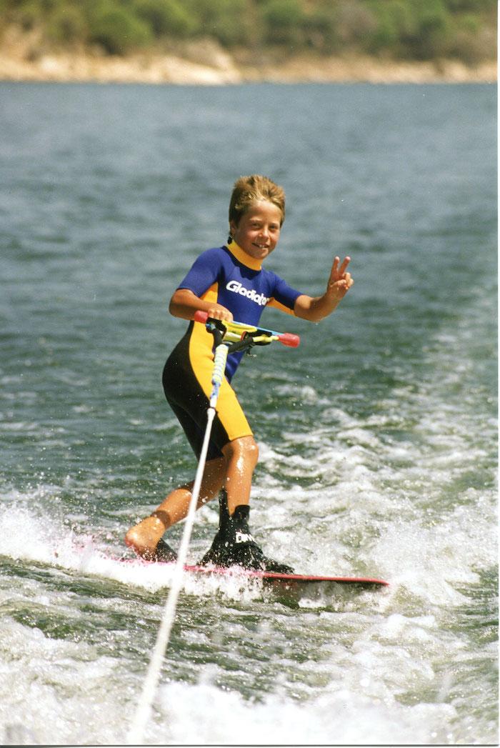 un enfant fait su ski nautique