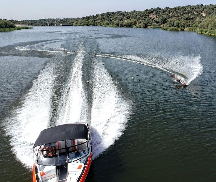 quelqu'un fait du ski nautique sur le lac