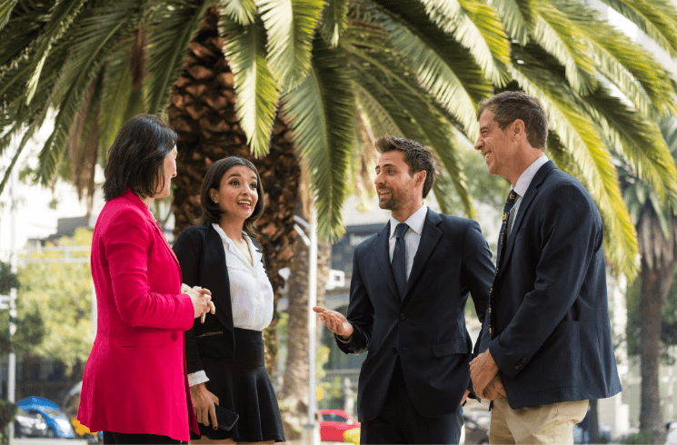 Collègues de travail au Mexique qui discutent