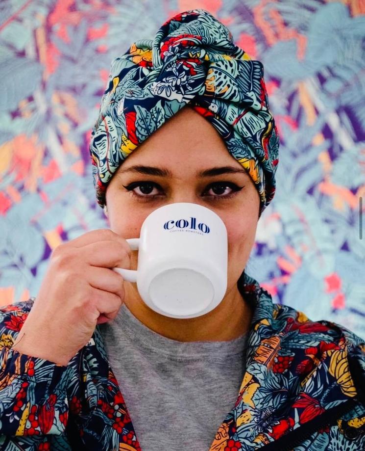 Femme buvant du café à Colo à Usaquen