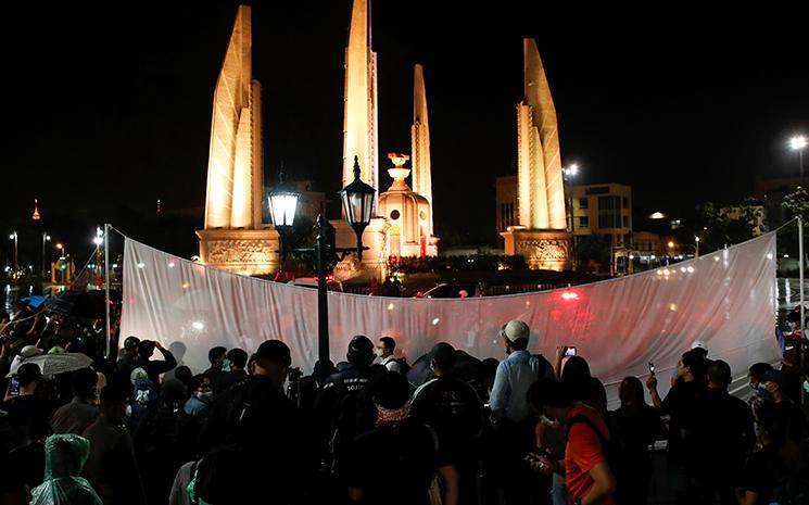 Manifestation devant le monument de la democratie a Bangkok