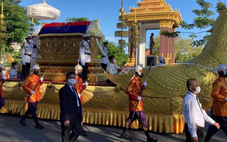 Un char funéraire transportant le corps du défunt Prince Norodom Ranariddh défile dans Phnom Penh le 8 décembre 2021. Ananth Baliga/VOD