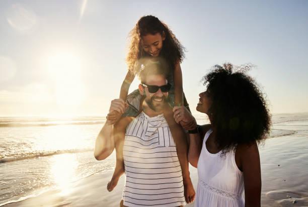 Photos d'un couple avec un enfant