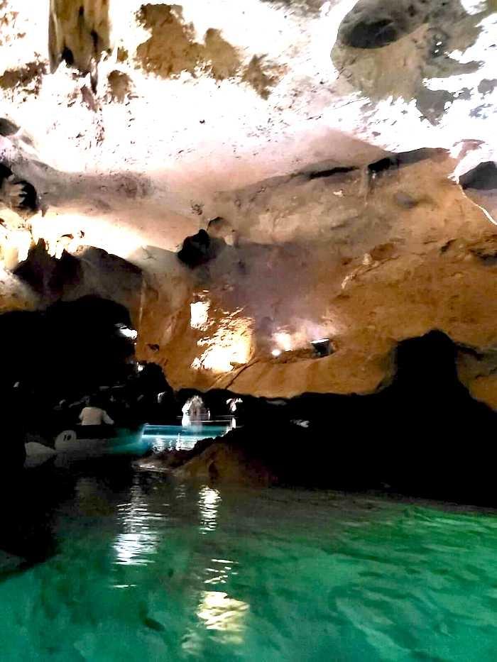 les grottes coves de sant josep avec de l'eau