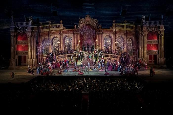 Décor du spectacle de l'opéra LaTraviata sur scène_Foto Ennevi.jpg