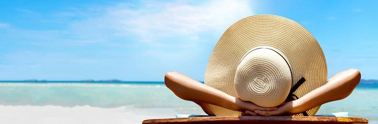 Femme allongée sur une plage Andalouse