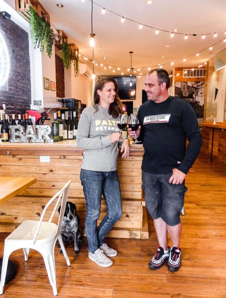 Alexandra et Davy Charpentier, propriétaires de Winemak’Her Bar à Brooklyn