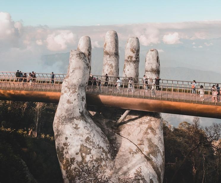 ponts avec des statues géantes de main au Vietnam