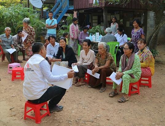 Dans la région de Battambang au Cambodge, les équipes MSF mènent des tests pour dépister l'hépatite C. Simon Ming/MSF