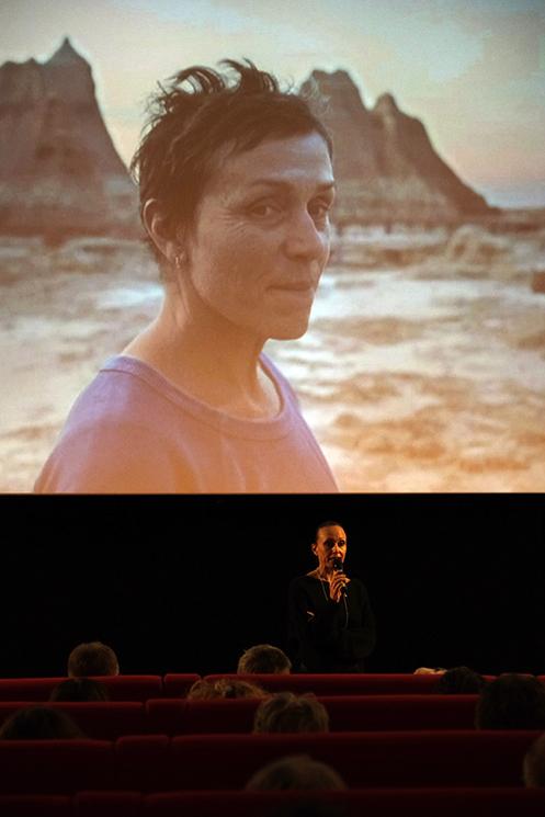 Delphine Ollier présente en salle Nomadland lors du Festival de Cinéma de La Foa 