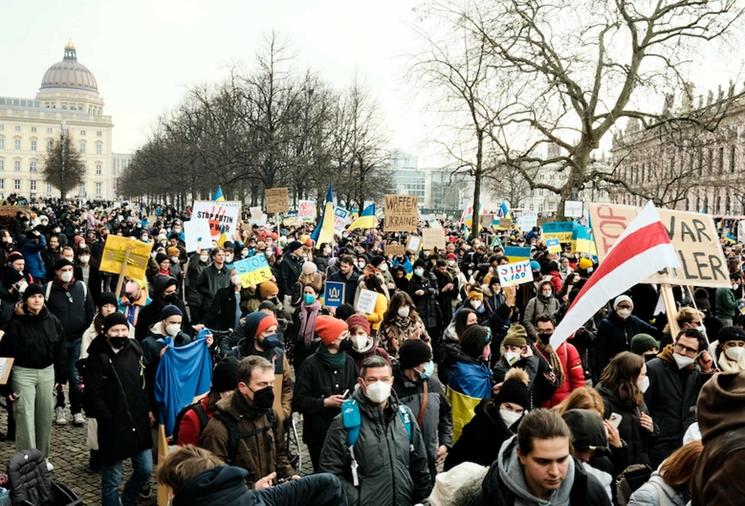 Manifestants pour l'Ukraine devant le Berliner Dom