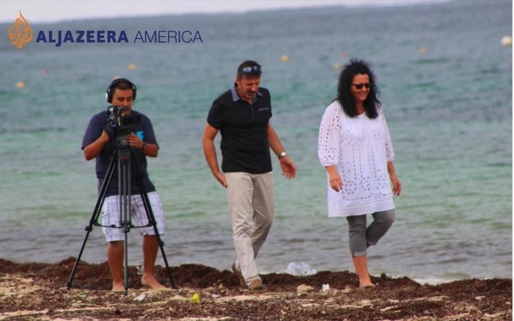 denis et christine jimenez marchent sur une plage de sargasses