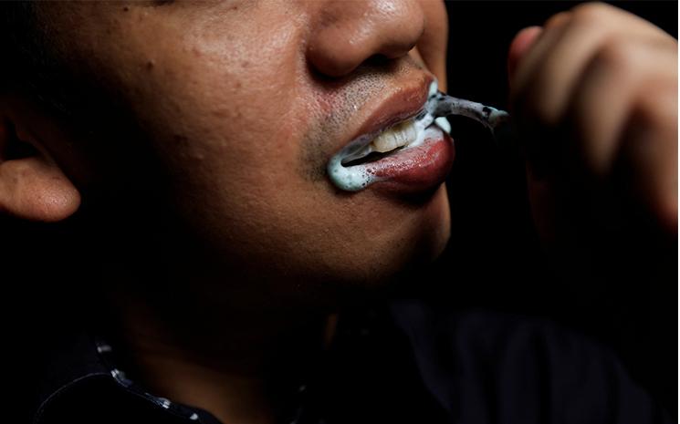 Un Thailandais se brosse les dents avec un dentifrice au cannabis