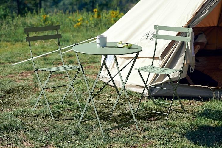 Des chaises et une table Fermob, collection Bistro vert Cactus dans un champ 