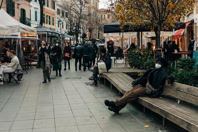 Des passants dans les rues de Rome