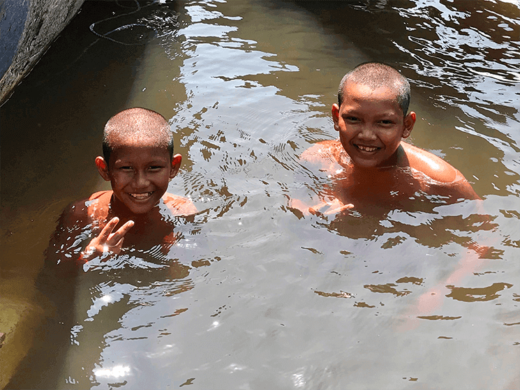 Deux enfants cambodgiens jouant dans l'eau