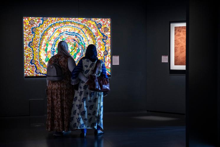 Deux femmes regardant la peinture de Edie Ulrich au musée Boola Bardip par Martine Perret