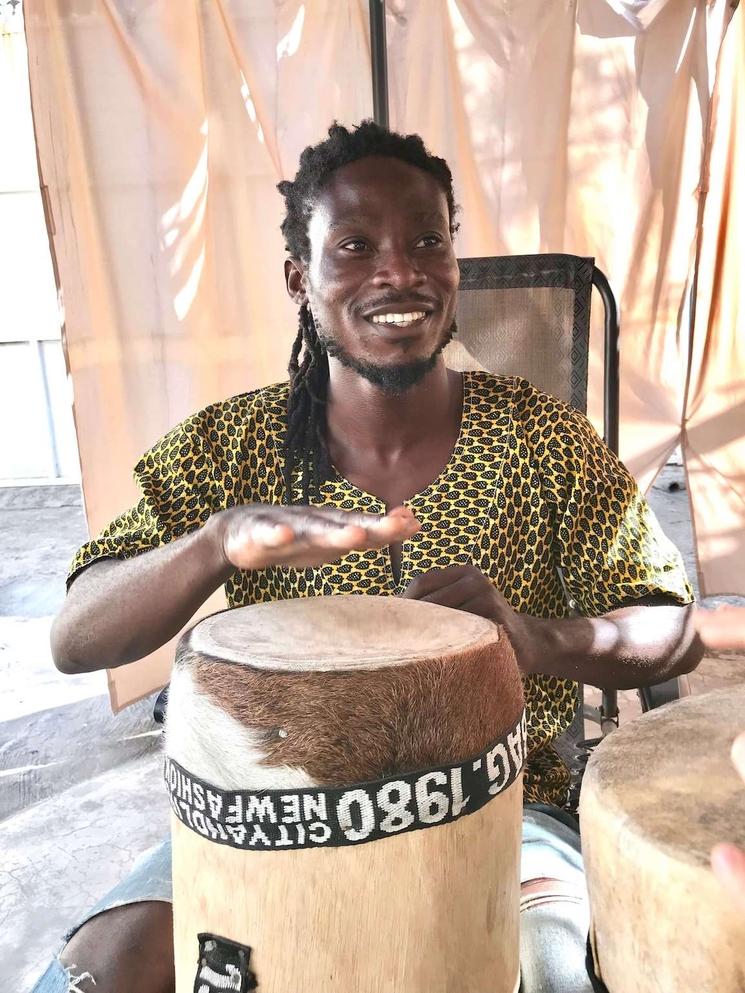 Dieuvit peut vous former aux percussions africaines