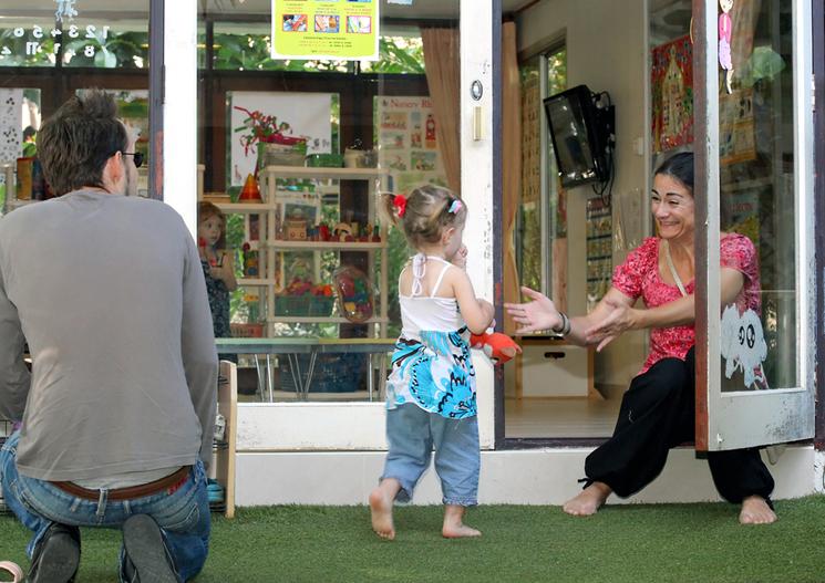 Une enseignante de l'ecole bilingue Acacia a Bangkok accueille une enfant