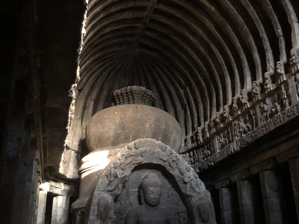 Ellora temple boudhique detail du plafond en forme de poutres de bois