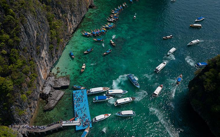 Vue aerienne de l'embarcadere pour les bateaux de tourisme sur l'ile Koh Phi Phi Ley