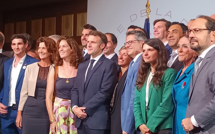 Emmanuel Macron avec des membres de la commuanute francaise de Thailande