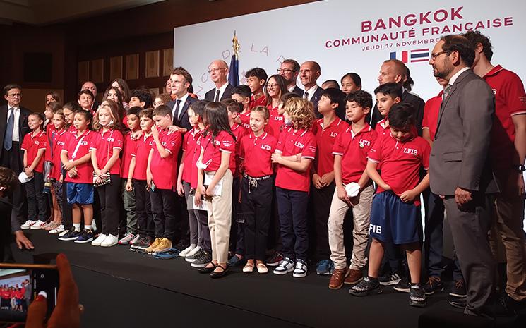 Emmanuel Macron avec les eleves du lycee francais de Bangkok