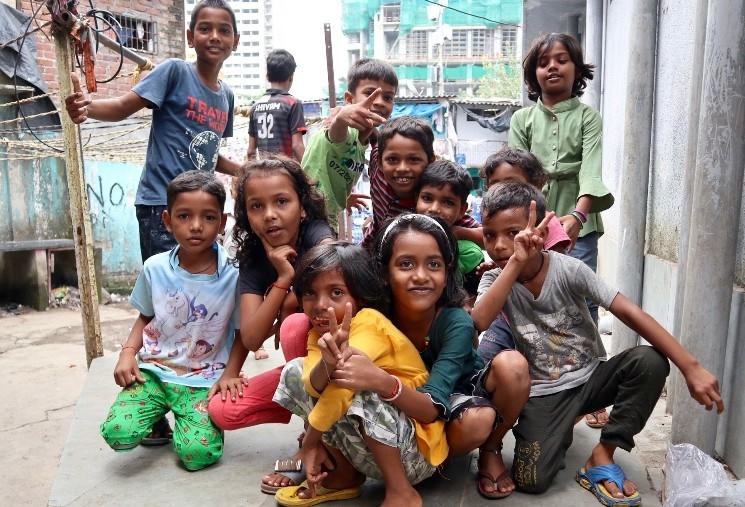 Des enfants posant pour la caméra à Mumbai