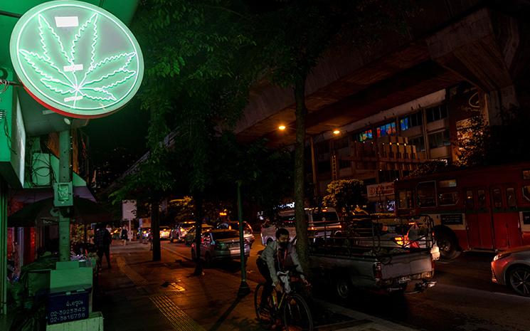 Vue de nuit d'une enseigne de magasin vendant des bonbons au cannabis a Bangkok