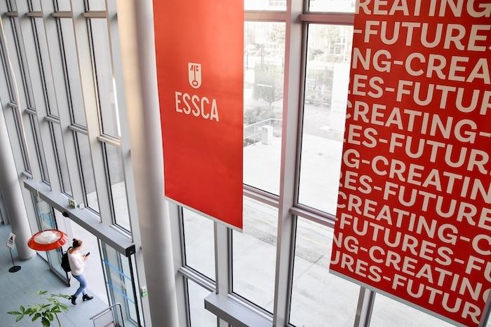 une etudiante rentre dans le campus essca