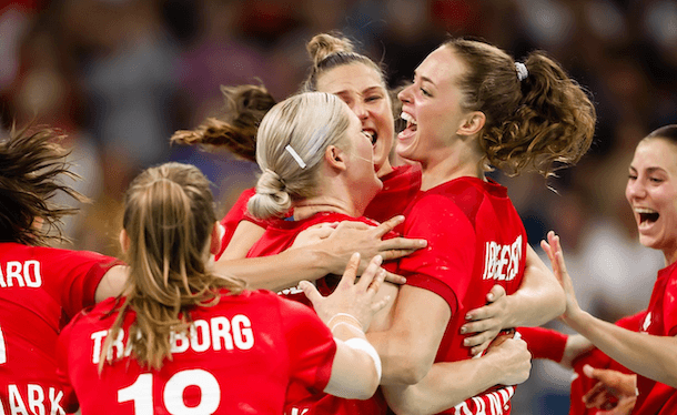 L'équipe féminine de handball célèbre sa victoire