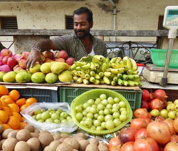 Un étal de fruits sur un marché indien