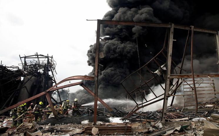 Usine en feu apres une explosion pres de Bangkok