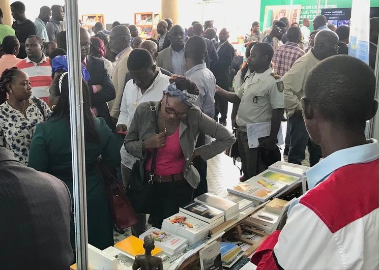 La foule se presse aux stands du salon du livre