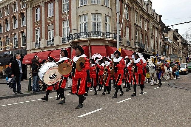 Parade de Zwarte Piet à la Haye en 2010 (Photo: FaceMePLS, Wikimedia, CCBY2.0)