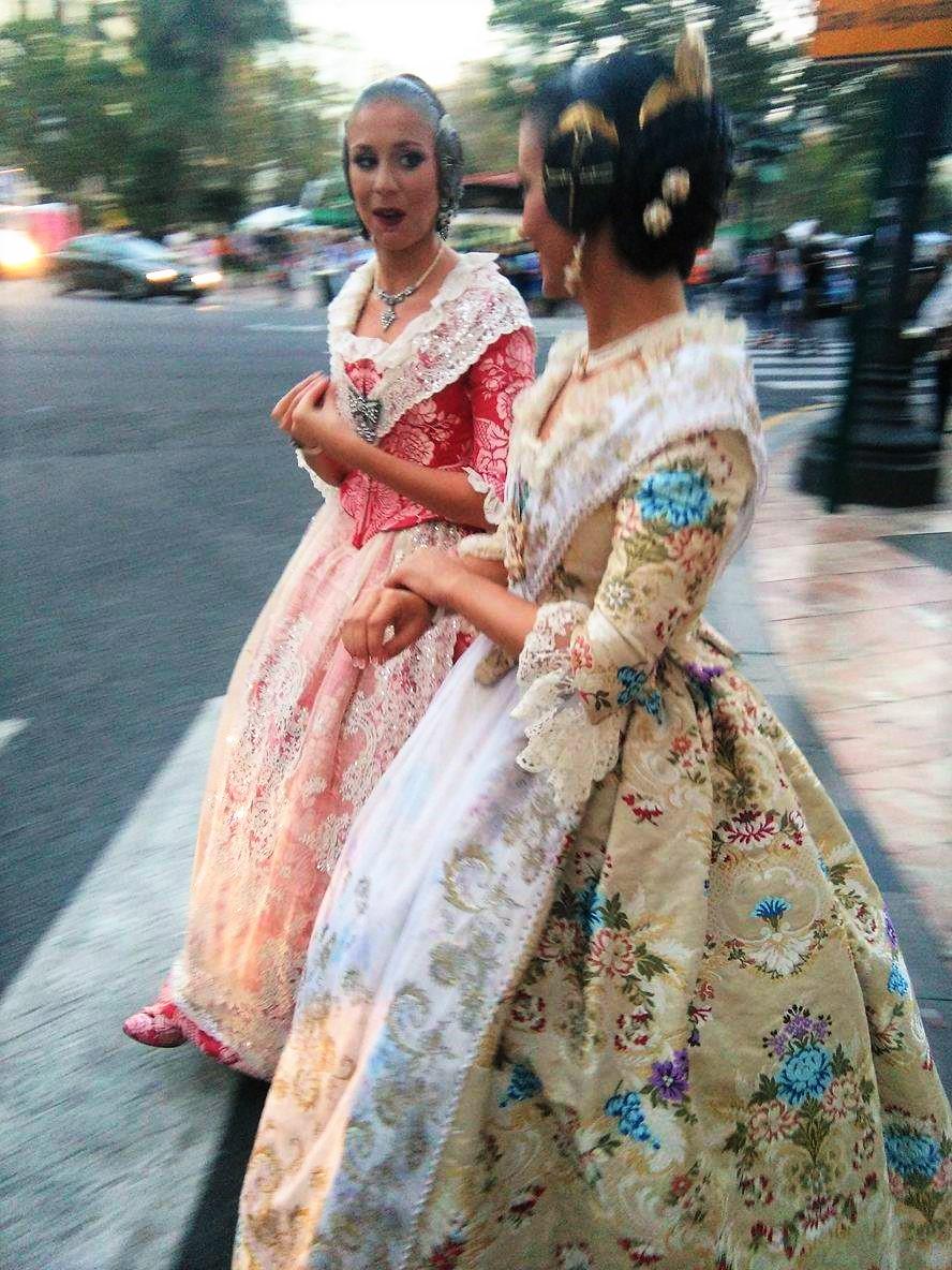 Des falleras dans les rues de Valence