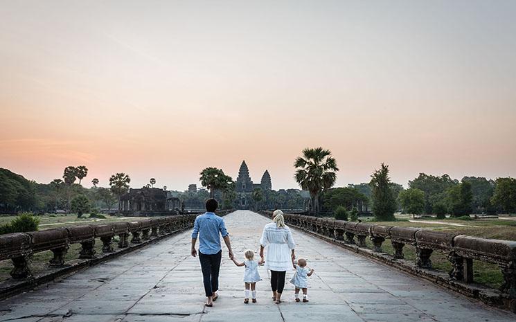 Famille à Angkor Wat pendant la pandémie par Regis Binard