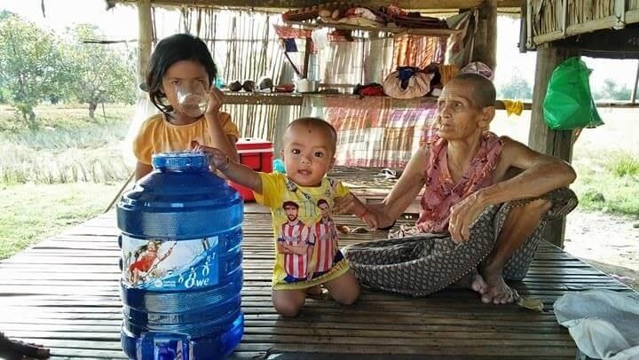 Famille cambodgienne Grand mere et petits enfants assis sous la maison