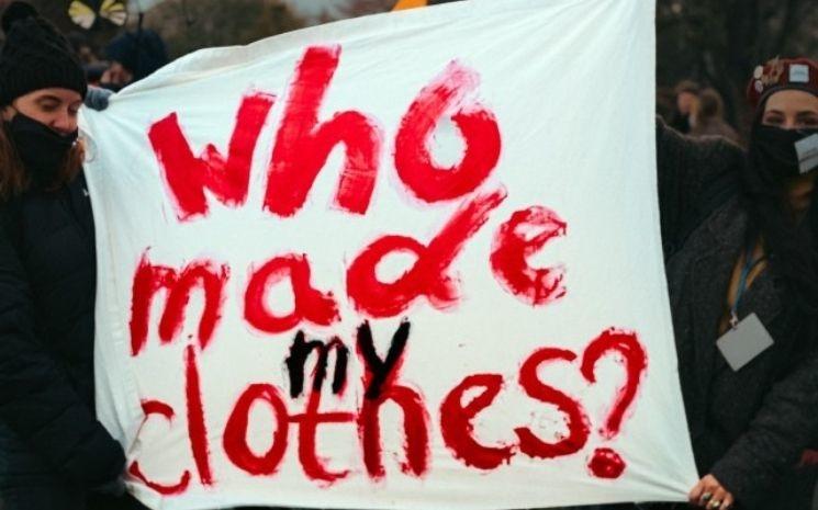 Banderole d'une manifestation de Fashion Revolution "who made my clothes"