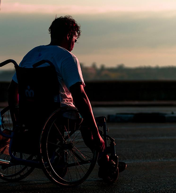 Homme dans un fauteuil roulant