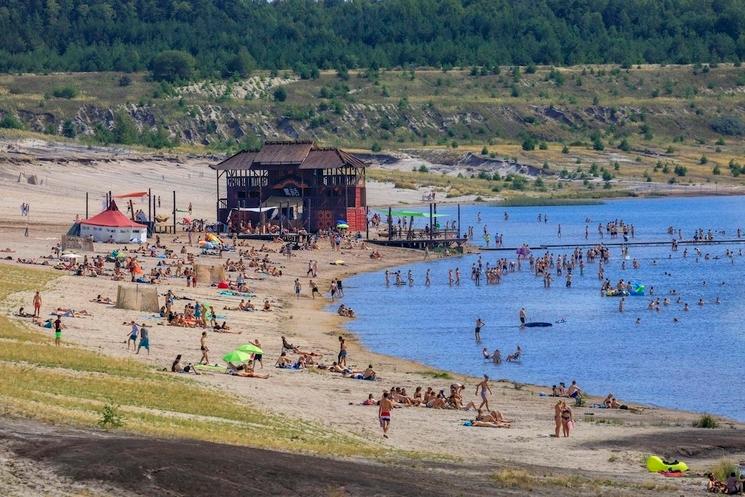 scène de festival au bord de l'eau