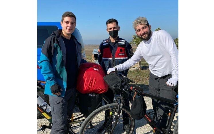 Premier jour de voyage à vélo en Turquie pour Félix Balt (à gauche) et son meilleur ami, Amelh Moginot (situé à droite)