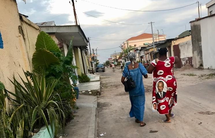 Femmes en pagne dans une rue de Brazzaville