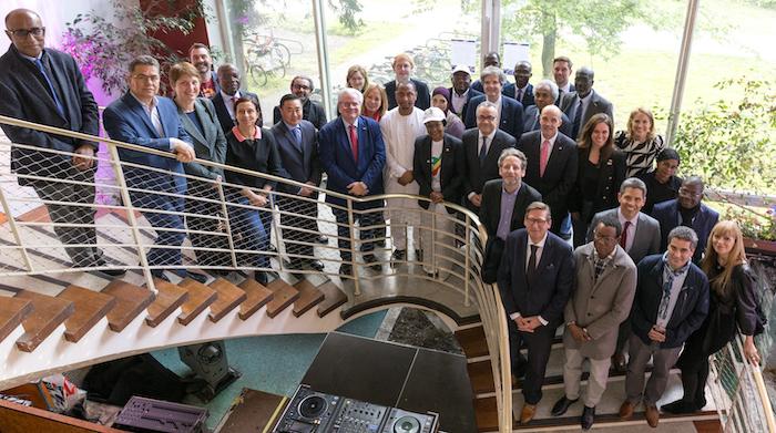 Un groupe d'officiels lors de la Fête des francophonies à Berlin, posant dans un escalier 