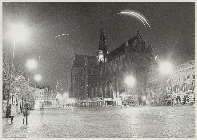 Feux d'artifice sur la Grand-Place de La Haye en direction de l'Église, 1980