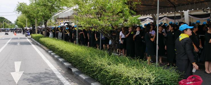 Les Thaïlandais se sont rassemblés en grand nombre jeudi pour rendre un dernier hommage à leur roi, formant de longues files d’attentes sous le soleil de plomb comme ici près de la salle du trône Ananta Samakhom pour accéder à l’une des 85 répliques du bucher miniature installées un peu partout dans le royaume (Photo Marie DARONDOVAS)