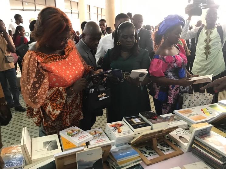 La foule se presse au stand de la librairies Les Manguiers pendant la Foire aux livres