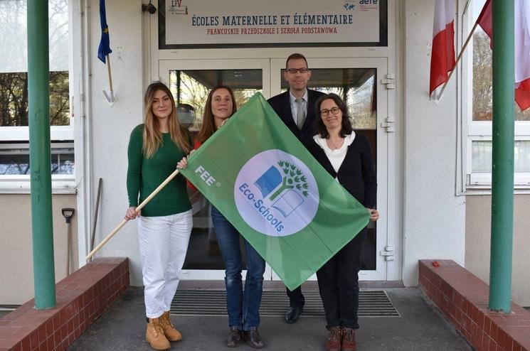 Francis Bis, directeur des classes primaires avec les volontaires du groupe Varsauvons La Planète, Marie Pec